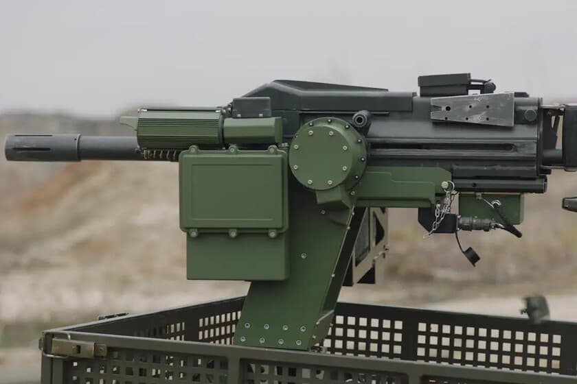 Robot-tanque ucraniano con torreta y ametralladora en campo de batalla
