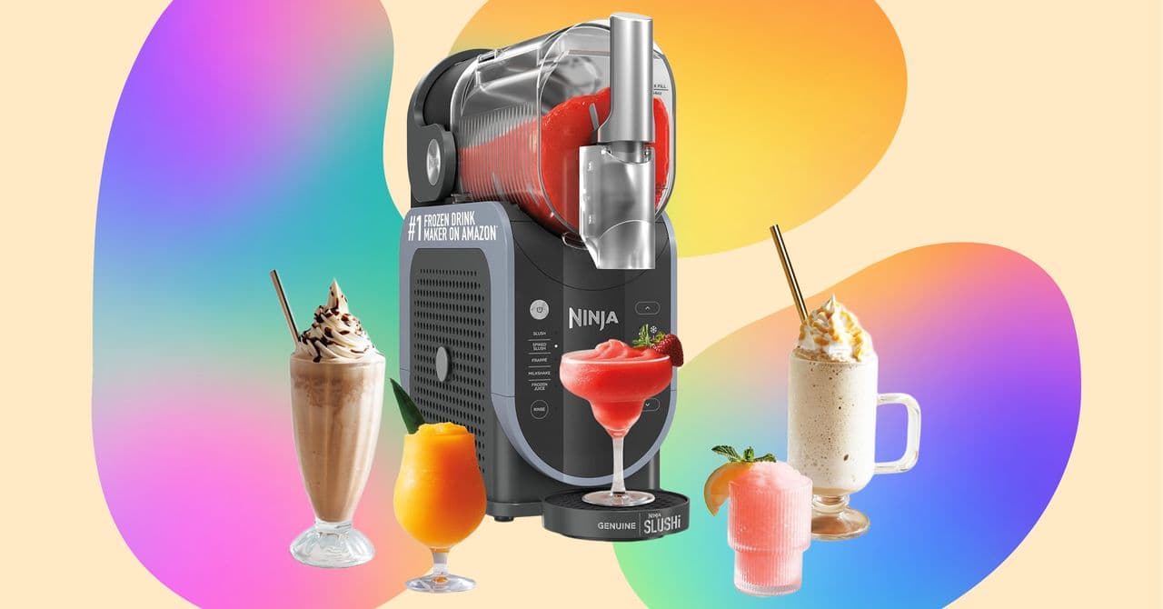 Máquina Ninja Slushi sobre encimera de cocina, con vaso de slushie al lado