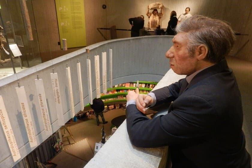 Ilustración de un neandertal y un sapiens de perfil, con fondo de ADN bicatenario