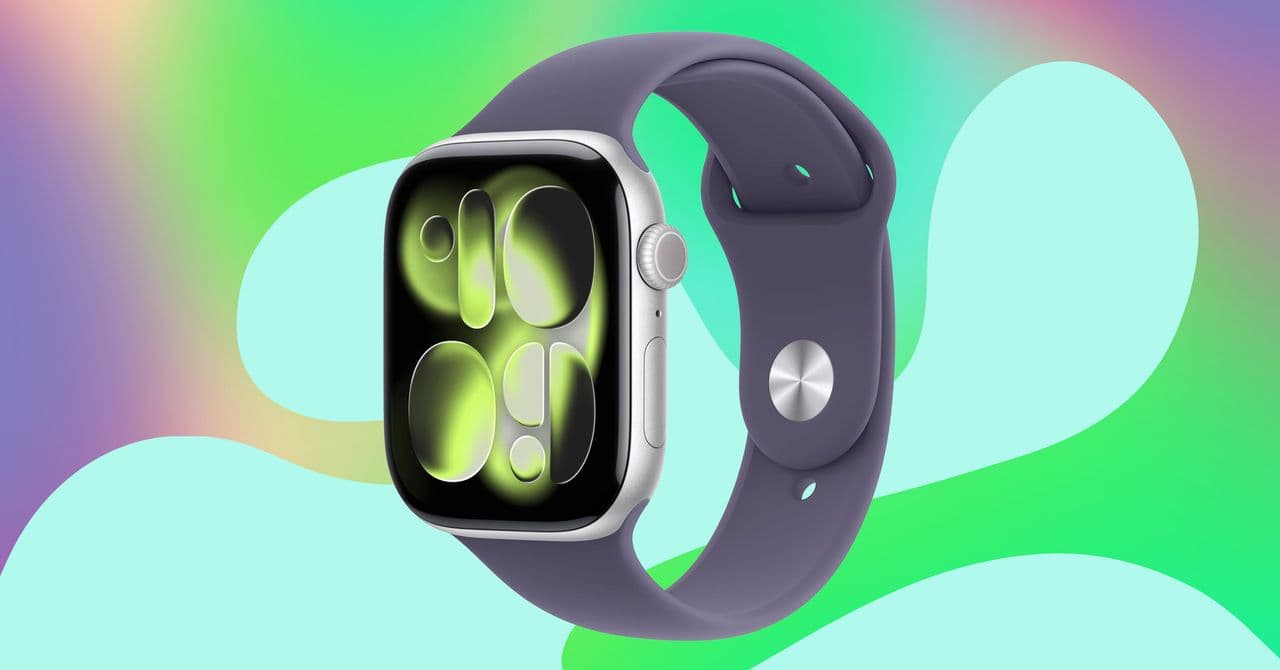 Persona usando un reloj inteligente mientras corre al aire libre, con un fondo de ofertas de Prime Day