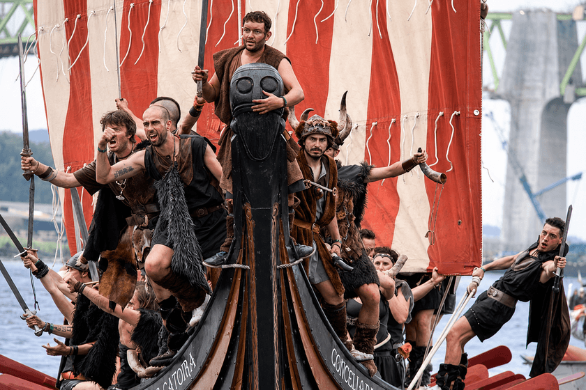 Drakkars vikingos en la ría de Arousa durante la recreación del desembarco en Catoira