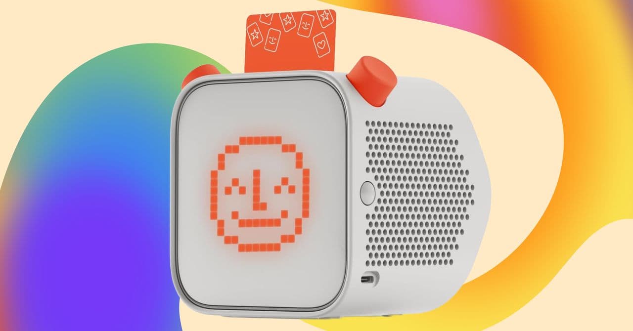 Niño usando auriculares con un Yoto Player en la mano, rodeado de tarjetas de audio en una habitación ordenada