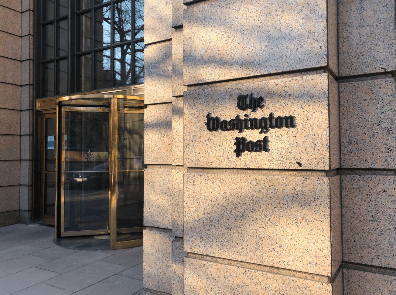 Fachada del Washington Post con un centro de datos de fondo y el rostro de Jeff Bezos superpuesto