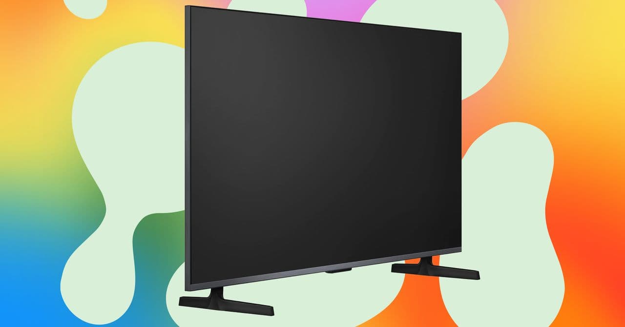 Televisor Hisense en modo galería de arte, mostrando una obra clásica en una sala de estar minimalista
