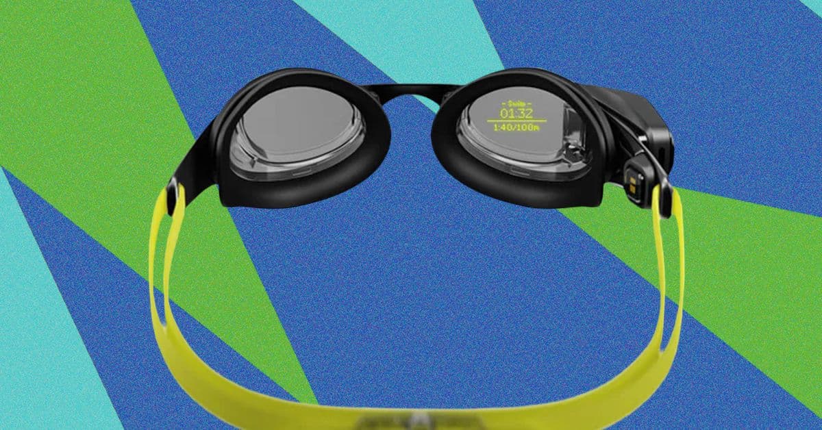 Nadador usando gafas Form Swim 2 LT con pantalla HUD en la piscina
