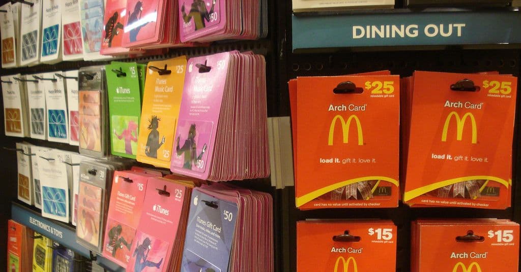 Tarjetas regalo de Amazon sobre un fondo colorido con el logo de Prime Day 2026